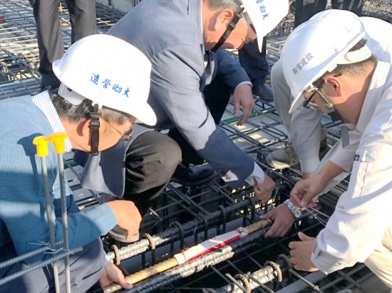 由新業(yè)建設(shè)榮譽(yù)董事長(zhǎng)穆椿松(中)與卓勝隆董事長(zhǎng)(左)代表新業(yè)全體同仁，見證並親自執(zhí)行這重要的一刻！