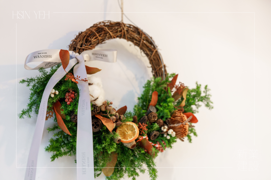 聖誕花圈也稱(chēng)為『待降花圈』，在拉丁文中是『來(lái)臨』的意思，象徵永恆的生命與期望，更是一份承載許多美好寓意的祝福。