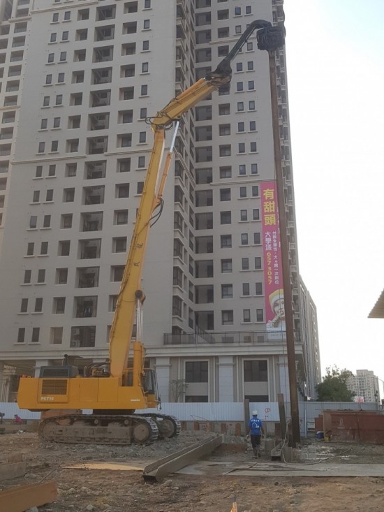 正式開挖前，工程人員先將鋼軌樁一個(gè)個(gè)立正站好，為之後的工程起到擋土的作用。