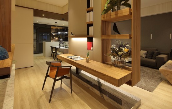 家的一體兩面，動與靜的需求都適得其所。
家人可邊看著節(jié)目，邊在電視牆前分享彼此觀點(diǎn)；而當(dāng)話語漸歇，偏愛安靜的家人，在牆櫃的另一側(cè)就著光與書，即可輕易走入自我對話的世界。