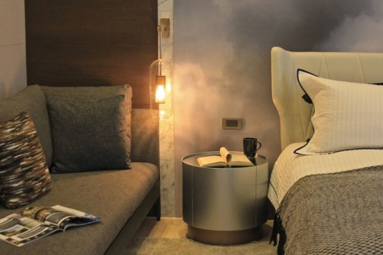 點上一盞小燈，書頁上的一字一句就這麼被染黃，讓小說裡的情節(jié)伴你入眠。