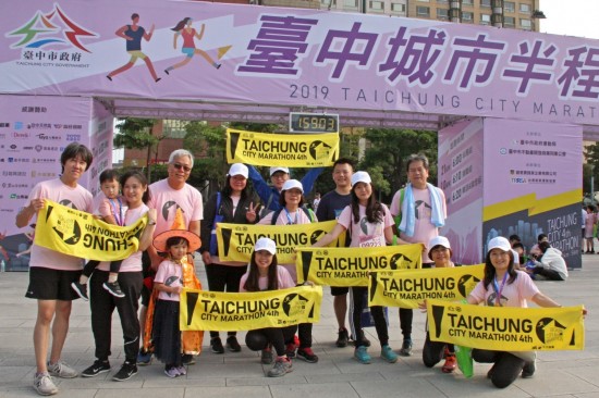 身旁的那一位，可能就是讓你堅持完賽的理由，對新業(yè)團隊來說，「有你有我」才能完成一場場美好的盛事。