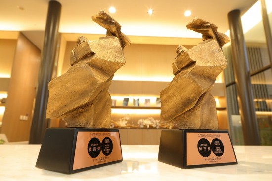 取自大自然媒材，魯班獎就像書法家在空中揮毫，筆畫凝固定型的過程，每一筆都帶有遒勁的力道。