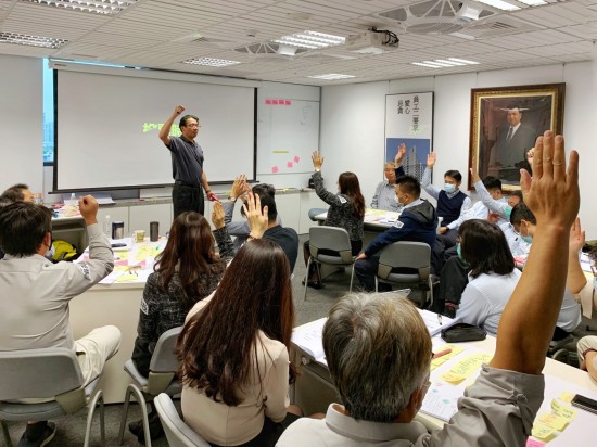 特邀專業(yè)簡報(bào)力－王永福老師，透過講師對於職場簡報(bào)的深刻見解，讓我們了解到如何在每一次上臺時(shí)，都能兼顧精采度及專業(yè)度。