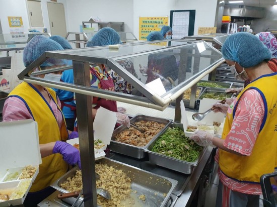 手中的飯包，是一份份為獨居或行動不便的長者所準備。齊心抗疫的同時，社  會上也有更多角落需要被甘霖所澆灌。