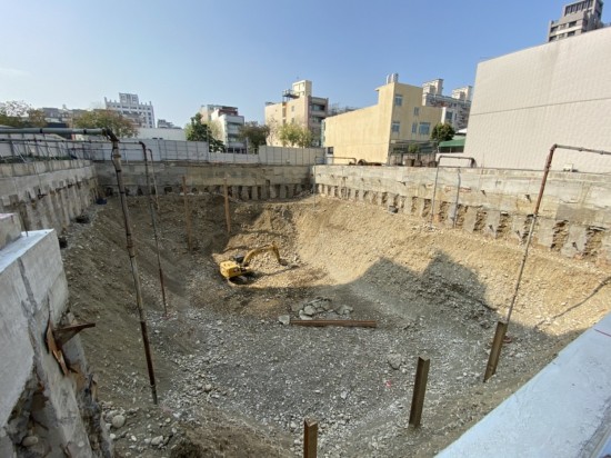 擋土柱穩(wěn)穩(wěn)地紮進(jìn)地面，為基地開(kāi)挖必要的守護(hù)者。