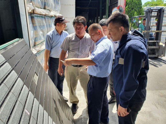 新業(yè)明白一片磁磚也會(huì)影響居家的安全，新業(yè)職人團(tuán)隊(duì)親自前往位於苗栗的磁磚工廠，針對(duì)外牆磚與廠商來(lái)回溝通，並確實(shí)傳達(dá)更全面的要求與標(biāo)準(zhǔn)。