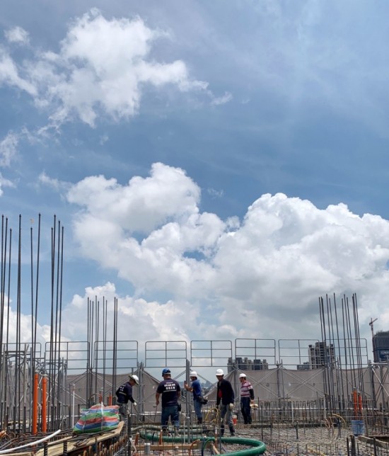 日頭赤炎炎，在「起厝母湯隨便」(臺(tái)語)的理念驅(qū)使下，工地師傅毫無怠慢之心。