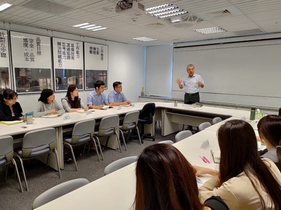 由新業(yè)建設(shè)榮譽(yù)董事長(zhǎng) 穆椿松先生為大家?guī)砩罨逃?，說明新業(yè)成立17年以來堅(jiān)持不懈的服務(wù)理念與職人態(tài)度。