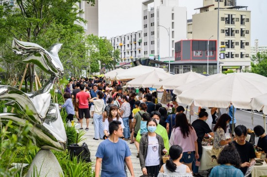 滿滿的人潮讓文青市集充滿著濃濃的人情味，趁著孩子們暑假接近尾聲，以及大人們忙裡偷閒的時(shí)光，當(dāng)天好好地「Fun一下」！