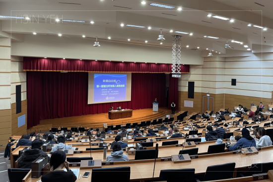 十二月中旬的上午，迎來(lái)自由區(qū)第一屆區(qū)權(quán)會(huì)，由建設(shè)公司、物業(yè)、管委及住戶(hù)們進(jìn)行一連串討論，共同為未來(lái)的美好生活共擬新約。