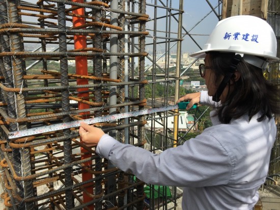 建築師正在查驗(yàn)鋼筋「間距」，在樓版鋼筋部分講究對(duì)齊、平整，是我們不畏繁瑣的信念。