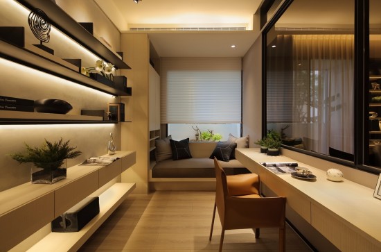 貼心小巧的書房空間，讓工作感到疲憊的您，不妨窩進(jìn)這方小天地，一頭栽進(jìn)書香與綠意的世界裡。