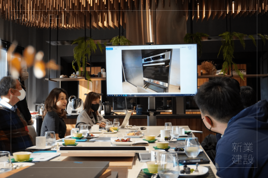 新業(yè)職人團(tuán)隊(duì)以嚴(yán)謹(jǐn)?shù)膽B(tài)度看待每次的建案，廚房空間的順暢性，讓主夫主婦輕易上手，完美的廚具櫃是職人在乎的關(guān)鍵。