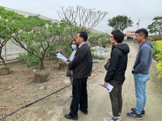 新業(yè)建設(shè)簡福榮總經(jīng)理(左二)與建築團(tuán)隊們親赴產(chǎn)地一一把關(guān)+嚴(yán)選樹種。 