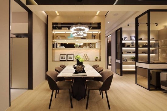 圍繞著長(zhǎng)桌，凝聚與朋友間的互動(dòng)，讓人自然把注意力轉(zhuǎn)移到彼此的談話(huà)之間。