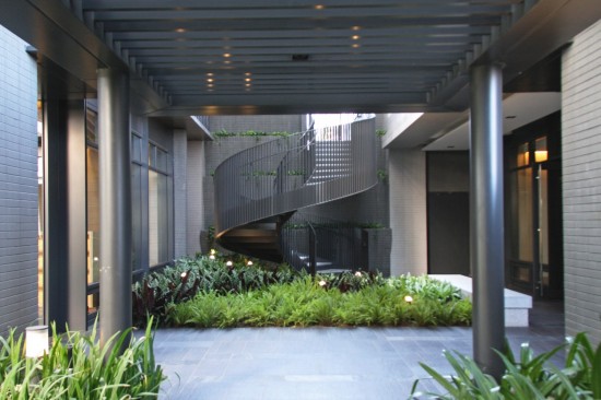 建築中某些細(xì)節(jié)與巧思，彷若音符的旋轉(zhuǎn)梯，可直接通達(dá)另一側(cè)的一樓，解決坡度的高低落差，讓住戶行進(jìn)間更便利。