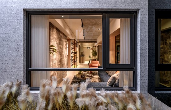 窗臺邊的蘆葦隨風(fēng)搖曳，宛若翩翩細(xì)羽的葉片，彷若是天使不慎遺落在人間的翅膀，幻化而成的祝福。