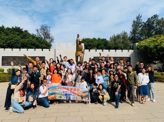 「未」出國，但仍能來場在地深度旅遊！金門戰(zhàn)史印象與在地民俗文化交織成深刻、美好的回憶?。▓D為新業(yè)大家庭於古寧頭戰(zhàn)史館前大合照）