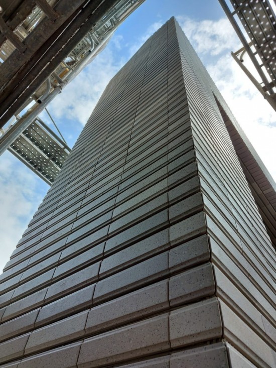 抬頭仰望，整齊劃一的磚瓦線條、隱約展露的藍(lán)天白雲(yún)，形成一幅壯觀的綺麗畫面。