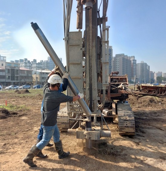 職人團(tuán)隊(duì)並肩協(xié)力一同將當(dāng)天的『主角』就定位後，深入地面抽取樣本，進(jìn)行土地質(zhì)檢驗(yàn)。(拍攝日期:2020/12/29)