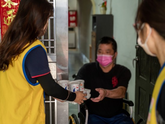 一份份來自甘霖基金會(huì)準(zhǔn)備的客製化飯包，親手送到長(zhǎng)輩手中，新業(yè)也參與志工的行列，送上餐點(diǎn)與暖意。 