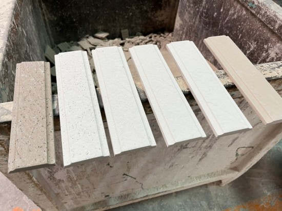 六入磁磚依序排列，由右至左為磁磚各階段製程的樣貌，最初與最終的模樣，就像在素淨(jìng)的臉上略施脂粉，成為一整面牆美好的「磚」飾。