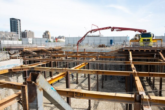 灌漿管延伸入地樑和縱橫相間的筏基柱間，一千三百多坪的基地，紀(jì)錄下開(kāi)挖的壯闊景象。