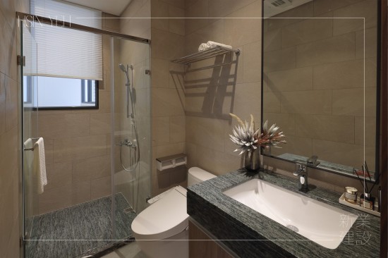 新業(yè)建設職人團隊實地選材，衛(wèi)浴空間的設計需符合使用者的需求，從盥洗區(qū)、沐浴區(qū)、馬桶區(qū)的相互協調，讓住戶在空間內能夠從容地完成。