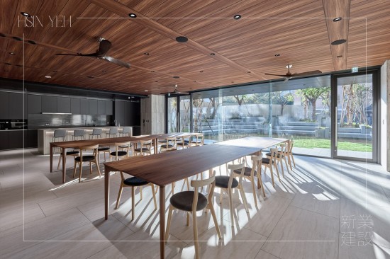 溫煦的日光，灑落在築願景多功能廚藝教室，精選臺灣手工打造的家俱，修長的流線比例與細(xì)緻的工藝結(jié)合，使木紋自然的色澤變得鮮明活耀。