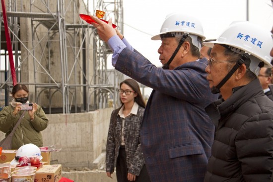 「上樑有如人之加冠」，就像古人在衣著大致完成後，才會戴上帽子使衣冠楚楚一般，上樑儀式也象徵著建築主體已接近完工。(圖右二為新業(yè)建設名譽董事長穆椿松先生，圖右一為卓勝隆董事長)