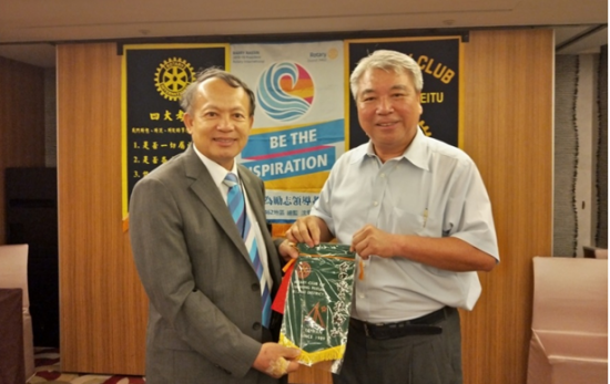 臺(tái)中北屯扶輪社社長(zhǎng)許金龍(左)感謝新業(yè)建設(shè)穆椿松董事長(zhǎng)(右)贈(zèng)與會(huì)旗。