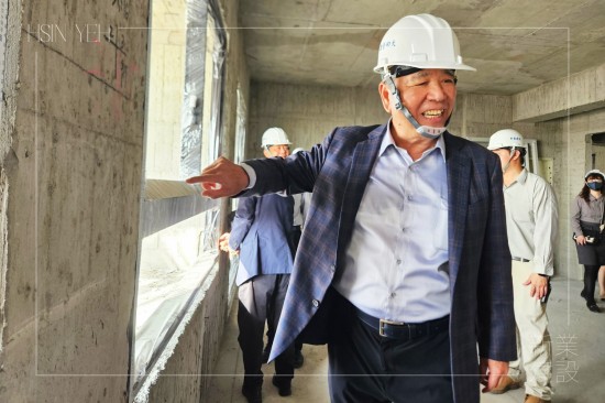 新業(yè)建設(shè)創(chuàng)辦人穆椿松先生自身為建築師，講究工法與品質(zhì)，以職人匠心成就一座座優(yōu)質(zhì)的品味建築。