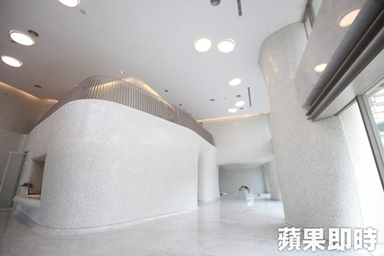 大廳成白色、弧形，具雲(yún)海意象。