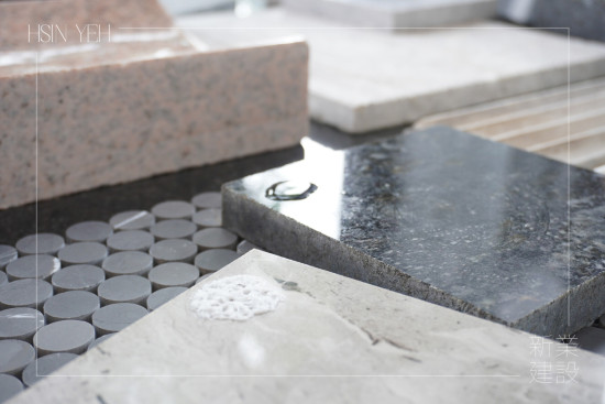 測試清潔劑對於不同石材的反應，例如浴室空間須可以抵抗清潔劑造成的表面侵蝕，挑選耐磨且維護相對容易的花崗巖。