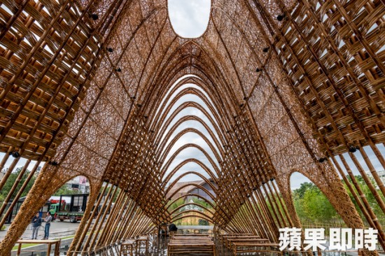 該案的竹編藝術(shù)，請(qǐng)到藝術(shù)家王文志來(lái)合作施工。業(yè)者提供