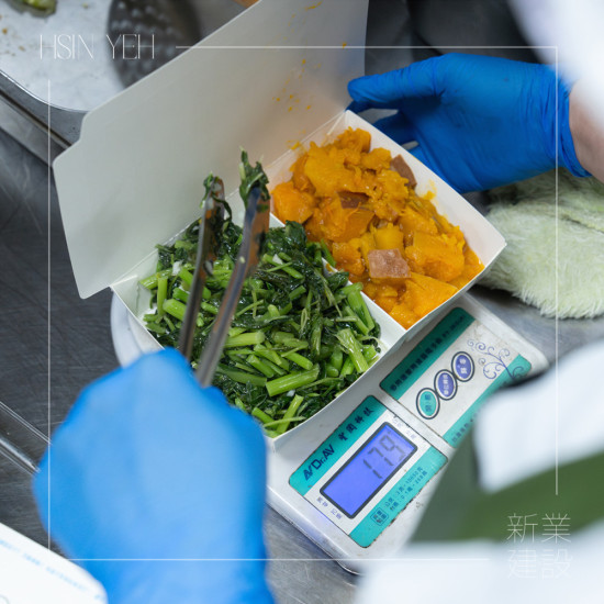 每位長輩需求不同，由營養(yǎng)師依長輩的飲食禁忌、咀嚼及吞嚥狀況等，精準(zhǔn)調(diào)配克數(shù)，讓每份餐點(diǎn)都是「我們在乎您」的溫暖。