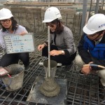 職人建築團(tuán)隊(duì)正在進(jìn)行混凝土的「坍度」測試，混凝土成分比例必須拿捏得宜，才能具備一定強(qiáng)度，順利將混凝土填充到樑柱與鋼筋間隙裡。