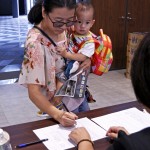 寶寶緊貼在媽咪的身上，睜大的雙眼寫(xiě)滿(mǎn)了好奇，而媽咪簽到時(shí)所書(shū)寫(xiě)的每一筆畫(huà)，就像對(duì)新業(yè)宜家的肯定及託付。