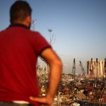 被震得搖搖欲墜的大型機具及斷垣殘壁，當(dāng)?shù)鼐用駷槎惚芪ｋU而紛紛逃往高處，注視著港口倉庫的方向，心中該是如何無奈？（圖片擷取自路透社，如有侵權(quán)請告知刪除，謝謝?。?>
										<div   id=