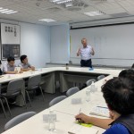 新業(yè)建設(shè)名譽董事長穆椿松先生(圖中)，帶領(lǐng)新進員工了解公司的經(jīng)營理念與態(tài)度，以及方方面面不妥協(xié)的堅持哲學。