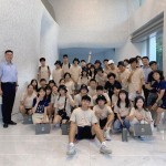 在「2020東海建築營(yíng)」，帶領(lǐng)建築學(xué)子們看見(jiàn)「新業(yè)觀峰」的美學(xué)底蘊(yùn)，跳脫出建築模型與設(shè)計(jì)圖，親自走訪建築、自然、生活的微妙關(guān)係。