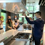 用指尖撫摸材質(zhì)的觸感，感受機(jī)能的到位，收納及清理系統(tǒng)化、操作動(dòng)線流暢，是新業(yè)職人選品的著重點(diǎn)。(圖左二為新業(yè)卓勝隆董事長(zhǎng))