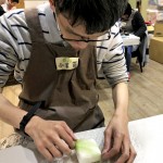 輕輕撕起、再縱橫交錯反覆鋪毛，持續(xù)數(shù)次過程後，翻面再來，從開始接觸、上手，接著到維持一定品質(zhì)，這過程對庇護(hù)員工來說並不容易。