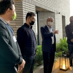 新業(yè)建設(shè) 名譽(yù)董事長(zhǎng) 穆椿松先生(右二)帶領(lǐng)新業(yè)建築團(tuán)隊(duì)，一同為來(lái)訪的建築先進(jìn)們旅讀『大塊森鄰』建案。