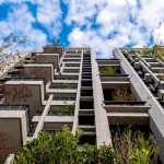 仰望大塊森鄰的複層陽臺(tái)，藍(lán)天、綠意與建築交織的美好，一覽無遺。