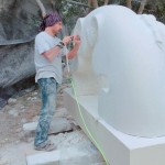 西班牙雕塑家–Nando Alvarez，選用石灰?guī)r作為素材，作品多以自然弧線與粗糙光滑的對比來呈現(xiàn)，也反映著兩者的並存。