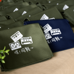 配合劇中橫跨60餘年的青春歲月，以復(fù)古卡帶為主角，特別設(shè)計本次音樂劇專屬伴手禮-復(fù)古小書包，讓住戶重溫學(xué)生時期的光陰。