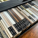 每款板材都具有獨(dú)特的紋路與質(zhì)地，細(xì)細(xì)琢磨，以講究貼近生活，成為職人選品的千種理由。