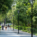 「新業(yè)-築願(yuàn)景」步出家門，迎接綠意廊道、優(yōu)美景緻，悠閒休憩，生活與自然融合。